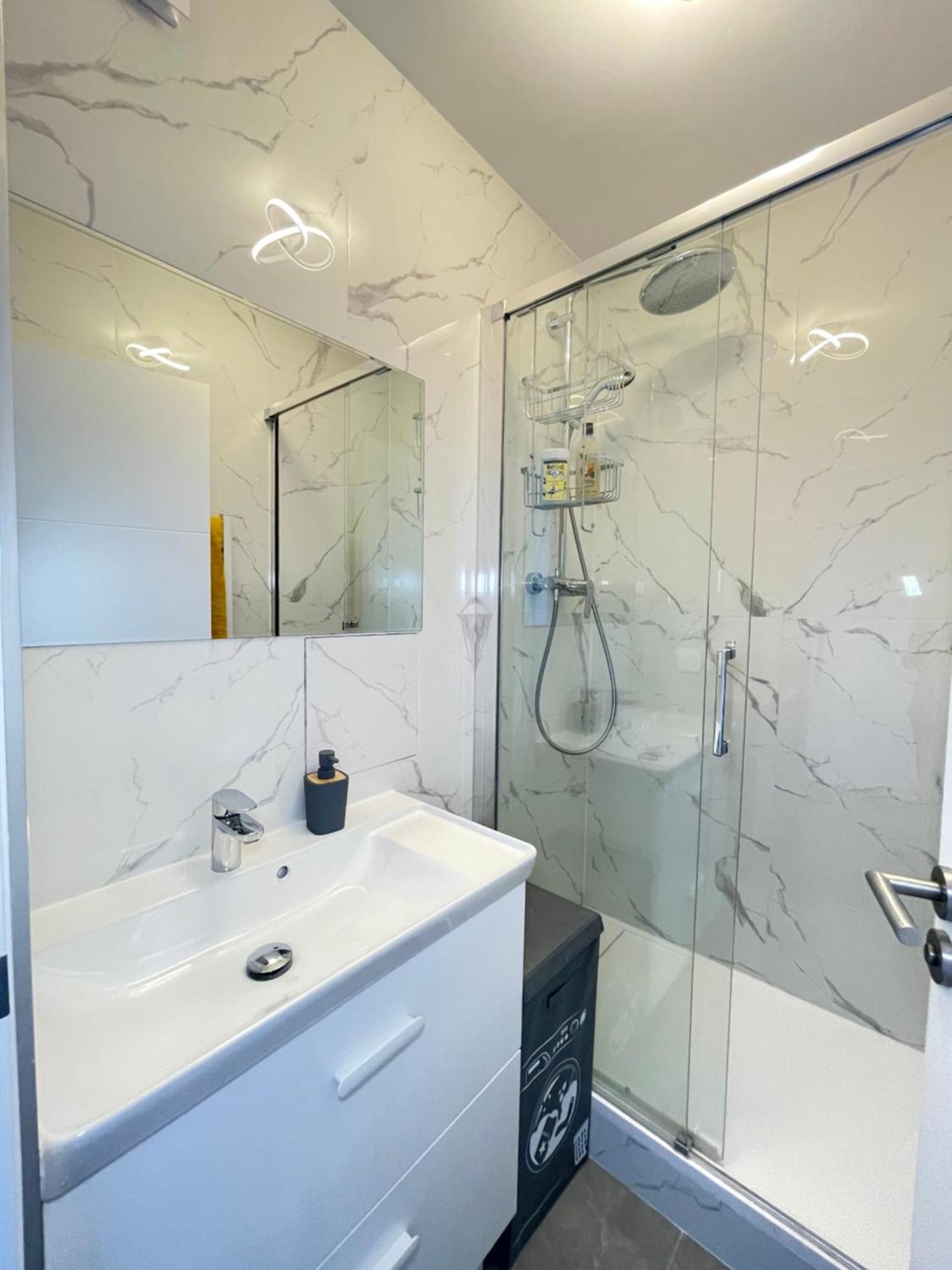 Paris Pantin Magnifique Appartement 4 Pieces De 108M2 Avec 2 Parking Interieur - Tres Cosy Pour 1 A 12 Personnes - Entierement Refait A Neuf Entire Apartment Luxurious And Warm - Pantin Paris 19 Eme Free Wifi Gratuit Exteriör bild